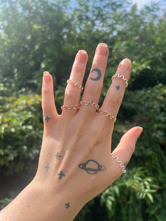 Squiggly adjustable rings