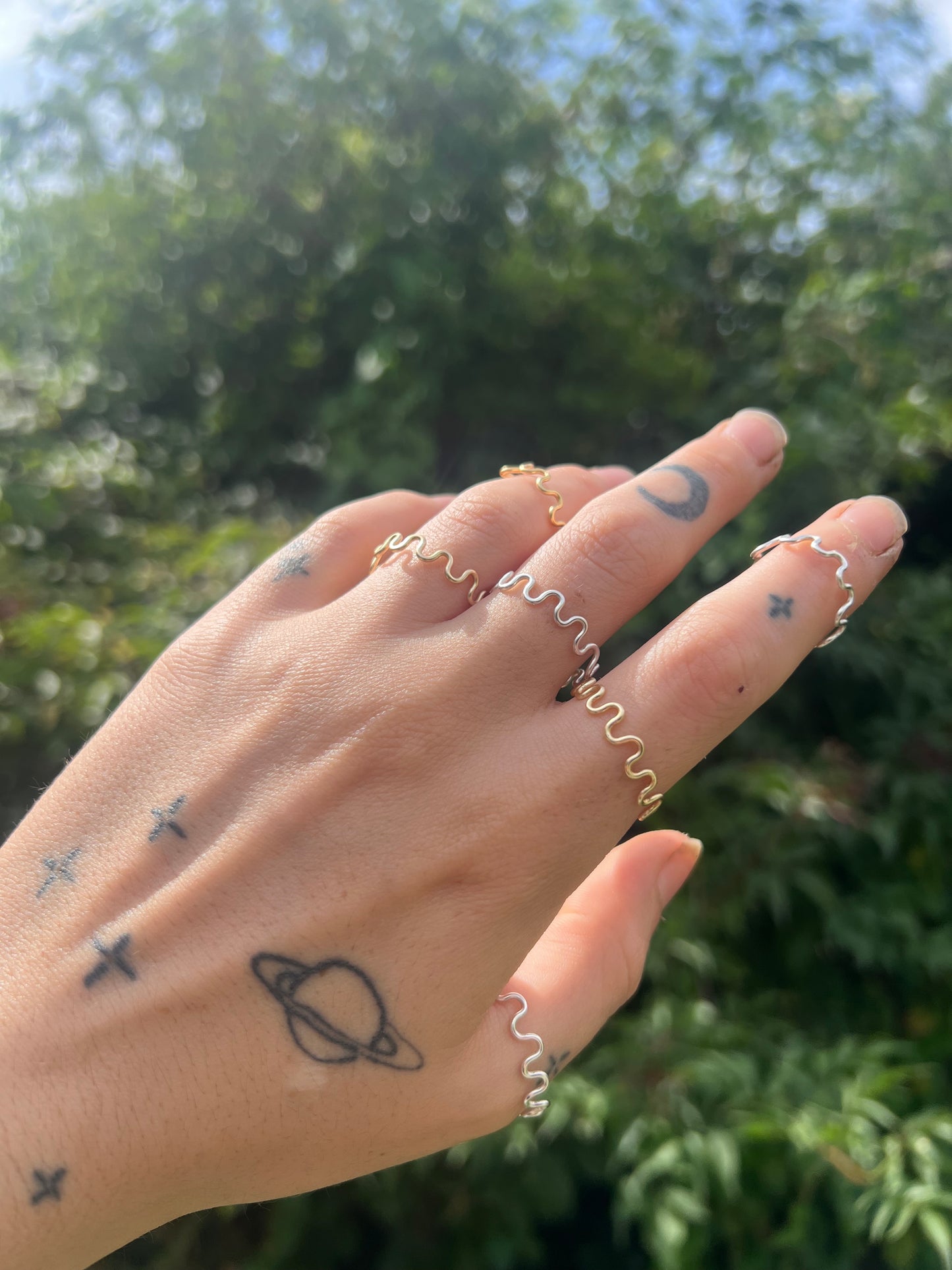 Squiggly adjustable rings